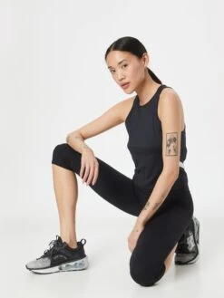 Under Armour Sporttops Sporttop Dames Zwart -Sportieve Outfit Winkel 6e2bd8842994575ff3246facd3fa5b2d